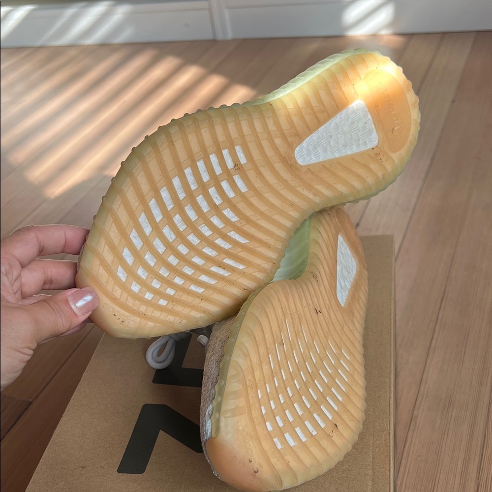 Yeezy Boost 350 v2 - Picture 7 of 7